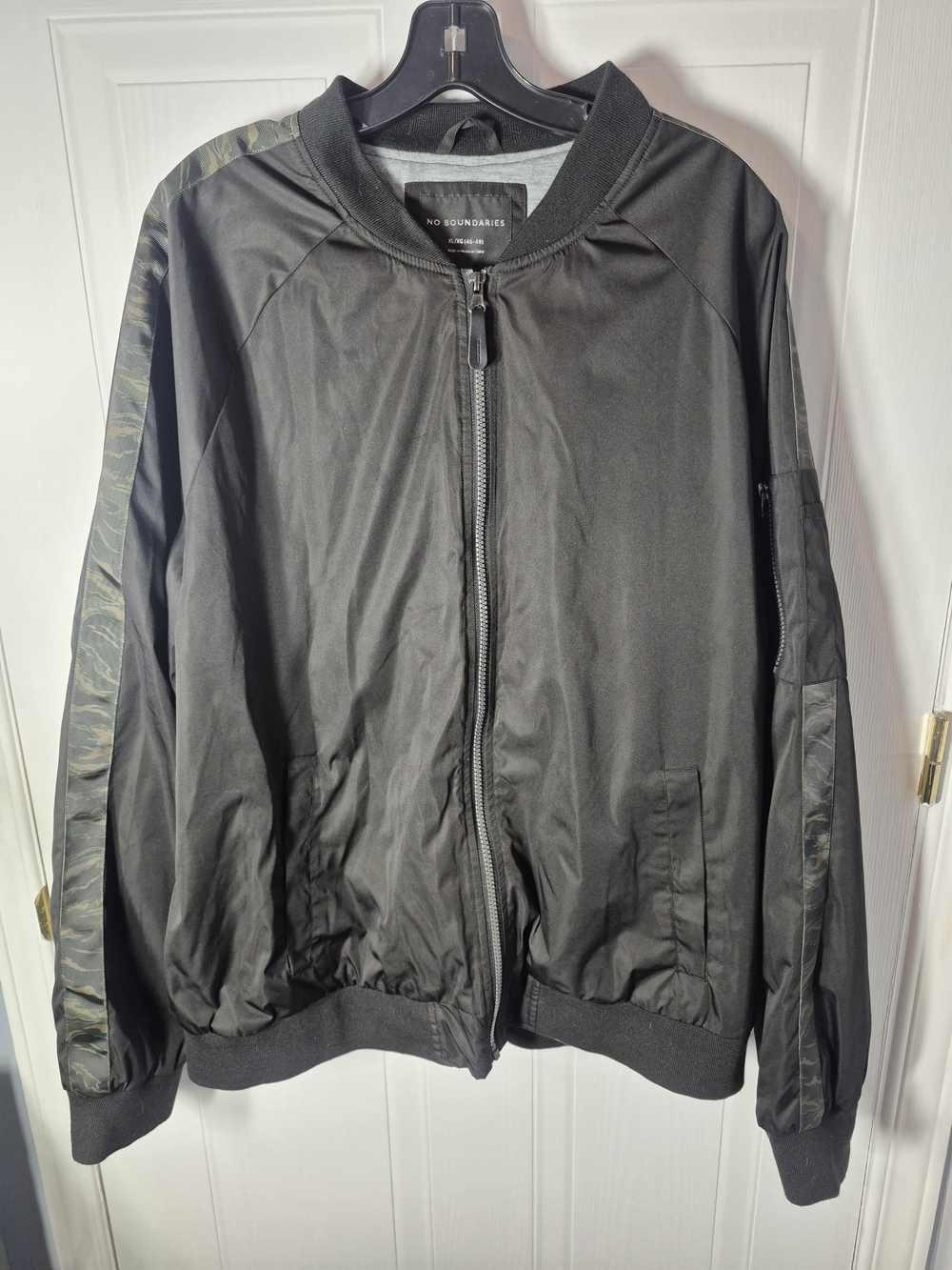 NWT No Boundaries Men’s Black Bomber Jacket Camo Sleeve Size XL Gorpcore